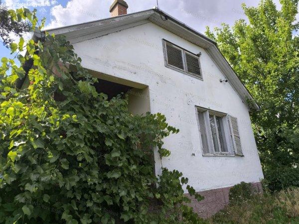 Tiszaföldváron csendes lakóövezetben családi ház eladó!