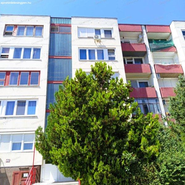 Eladó 54m2-es Panellakás, Szolnok