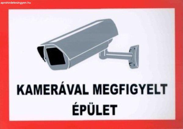 Kamerával megfigyelt épület /tábla/