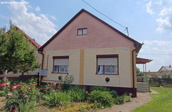 Figyelem, fiatalok, első lakást keresők,! Verhetetlen áron eladó egy 2
szobás, 63 m²-es családi ház!