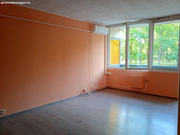 Székesfehérvár Maroshegyen 1. emeleti, 54 m2-es, 2 szobás lakás,
parkranéző ablakokkal és erkéllyel eladó!
