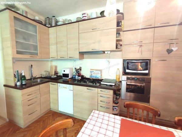 Kecskemét belvárosához közel eladó egy felújított állapotú, II.
emeleti, 1+2 félszobás téglalakás. 