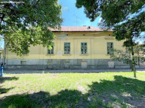 Belváros és a piac közelében 1582 nm-es telken, felújítandó nagy családi
ház - Nagykőrös