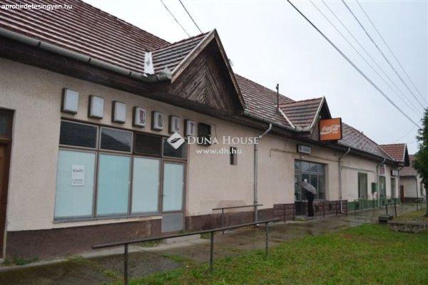 Eladó Üzlethelyiség, Izsák főutcáján