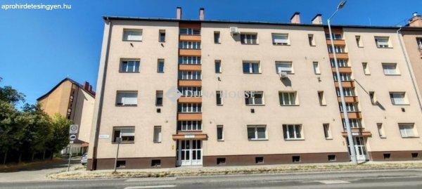 Kecskemét belváros szélén első emeleti 81 nm-es lakás eladó!!
