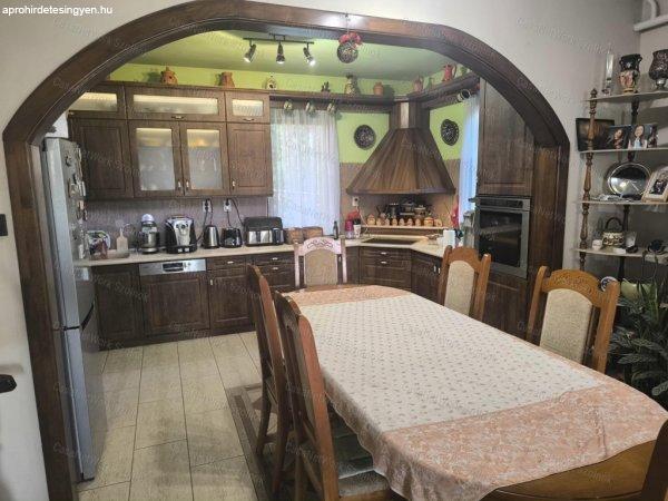 Törökszentmiklóson a felvégen 145 m2 családi ház eladó!