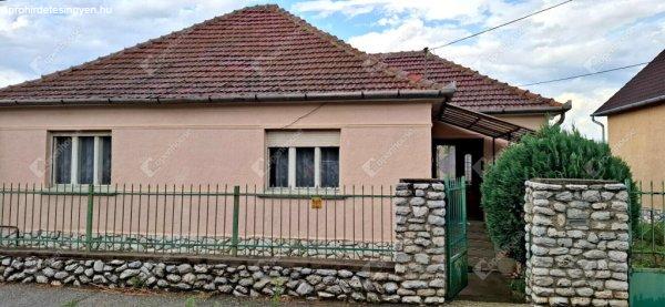 Hejőcsabán 88 m2-es 4 szobás családi ház garázzsal 702 m2-es telken -
Miskolc
