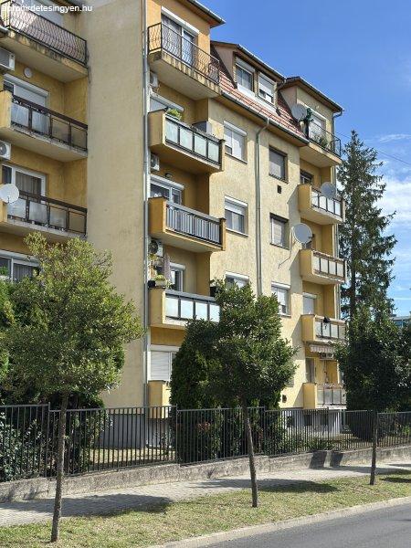 Hévíz belvárosában FELÚJÍTANDÓ, azonnal birtokba vehető, 3 szobás
ERKÉLYES lakás szigetelt TÉGLA épületben eladó!