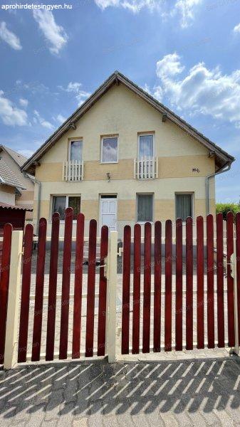 Győr-Kisbácsán részben bútorozott, 3 szobás lakás, zárt udvari
gépkocsibeállóval kiadó!