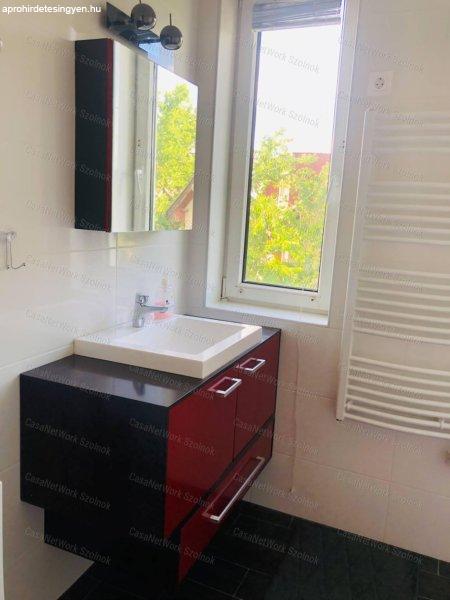 ELADÓ Szolnok belvárosában 80 m2 alapterületű, 3 szobás lakás