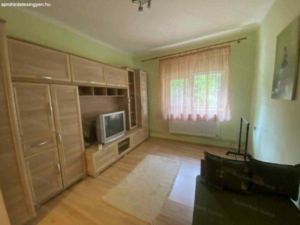 Szolnokon a Thököly úton 2 szobás családi ház eladó