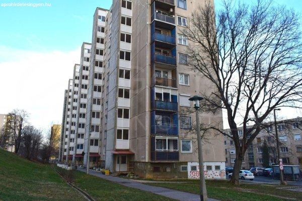 Miskolc-Avas városrész központi részén, az Áfonyás utcában, egy 10
emeletes panelépítésű társasház 1. emeletén, egy 55 m2 alapterületű 2
szobás lakás kiadó!!