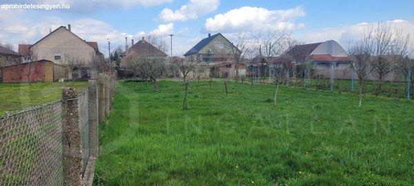 Mályi családiházas övezeti részén, sík területen, 557nm-es beépítési
telek ELADÓ!