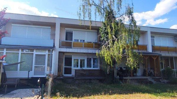 Kívánni sem lehetne jobb lokációt! - Balatonalmádi