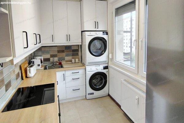 70 m2, 3 szobás, tágas, felújított, napfényes otthon a 15. kerületben –
két erkélyes, panorámás! 