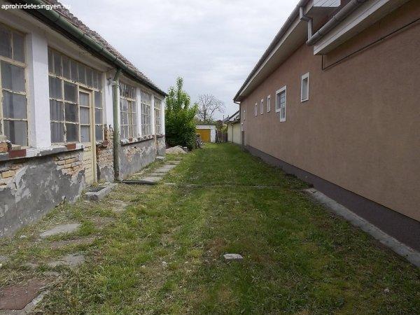 Székesfehérváron a belváros közeli lakóház eladó