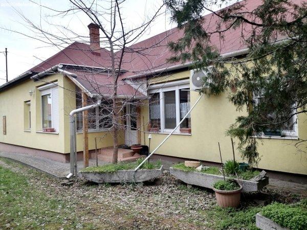 ELADÓ 125 M2-ES, SZIGETELT CSALÁDI HÁZ ADONYBAN!! - Adony