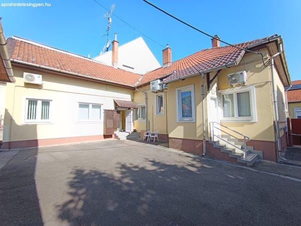 Miskolcon a Csabai kapu frekventált utcájában eladó családi ház saját
parkolókkal.