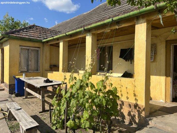 Bugyin felújítandó parasztház eladó