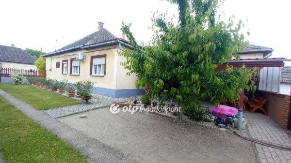 Eladó 135 nm-es Újszerű állapotú Családi ház Miske Központ 