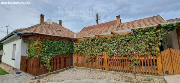 Eladó családi ház két lakrésszel, vízhez közel Balatonbogláron