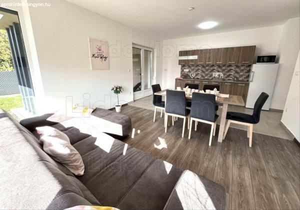 Hosszú távra bérelhető,Balatonfenyvesen vízközeli, ÚJ ÉPÍTÉSŰ
földszinti 72 m2-es lakás
