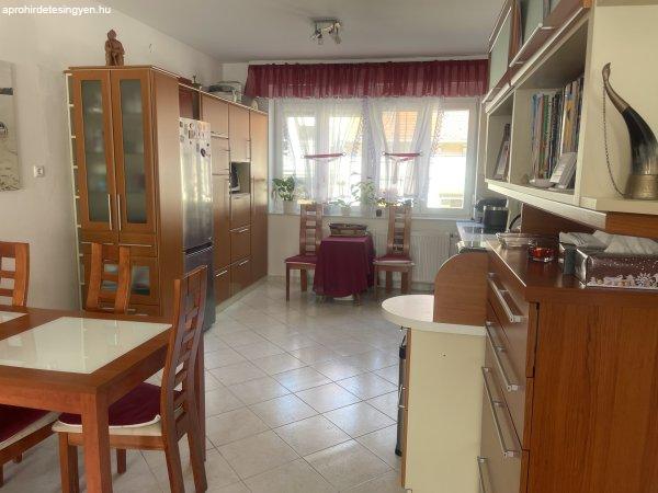 Eladó 70m2-es Téglalakás, Baja