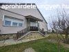 Elad csaldi hz Grce, 	Csendes utcban