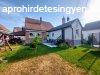 Elad csaldi hz Balatonkeresztr, 	Kzpontban lv mgis c