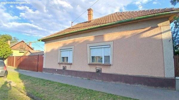 Eladó Mezőtúron egy 3 szobás 86 m2-es családi ház.