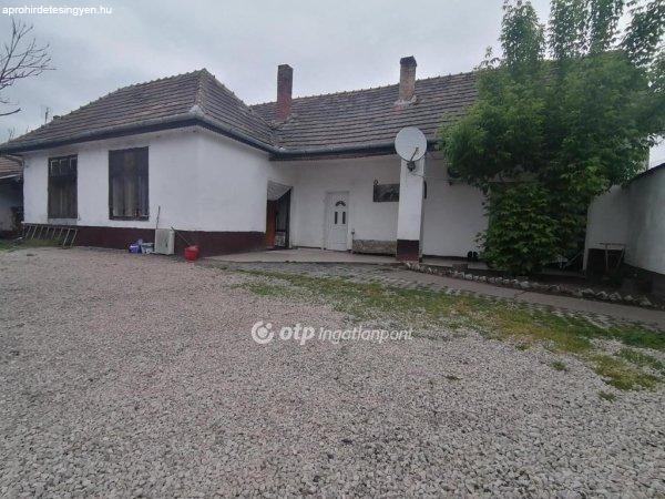 Eladó 135 nm-es Felújítandó Családi ház Kiskőrös Tesco környéke 