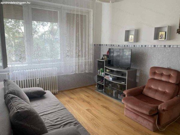 Szolnokon 2 szobás lakás eladó