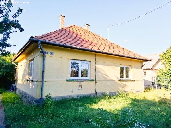 Csomádon kiváló közlekedéssel, tágas telekkel családi ház közvetlenül
a tulajdonostól eladó.