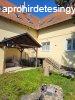 Kisnmedi kzpontjban 118 m2-es, 4 szobs, feljtott tgla