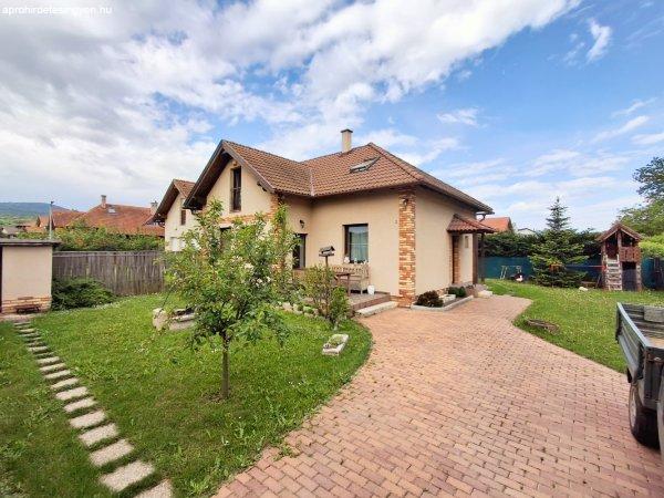 Pomáz Margitliget részén, 380 m2-es önálló telken 4 szobás, két szintes
ikerház-fél eladó.