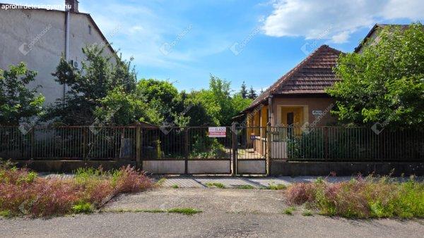 Diósgyőrben felújítandó családi ház 604 m2-es sík telken eladó! -
Miskolc