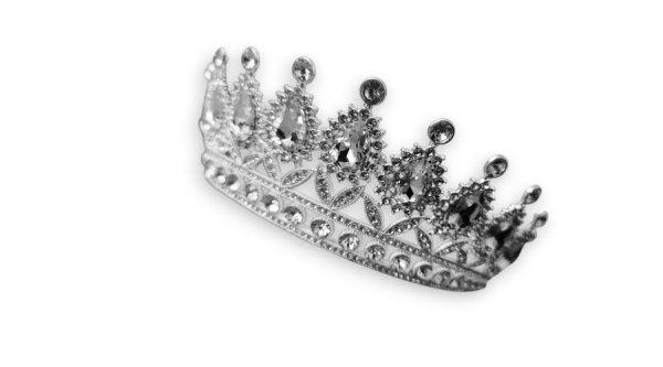 Kövekkel kirakott ezüst színű tiara tortadísz (átmérő: 16 cm, 6,5 cm
magas)