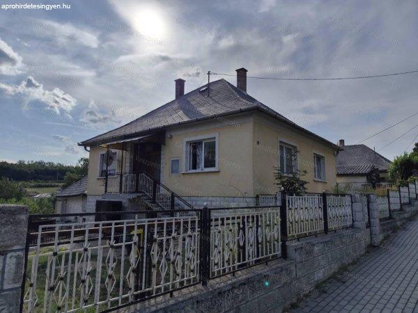Eplényben felújítandó családi ház eladó!