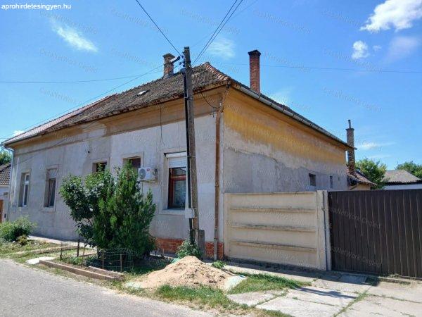 Eladó CEGLÉDI 46 m2 házrész. - Cegléd