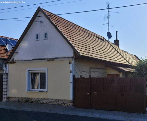 Falusi nyugalom Sopron-Balfon – régi parasztház felújítási lehetőséggel