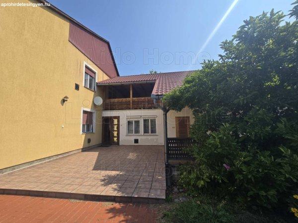 ELADÓ CSALÁDI HÁZ A VASÚT ÉS A BALATON KÖZÖTT - Balatonboglár