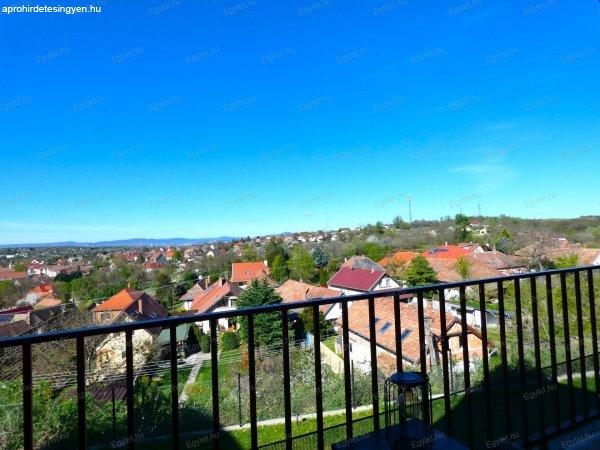 Kényelem, panoráma, minőség! Ezekkel a szavakkal lehet jellemezni ezt a
kivételes adottságokkal rendelkező ingatlant, amit most megvételre
kínálunk Mogyoródon.
