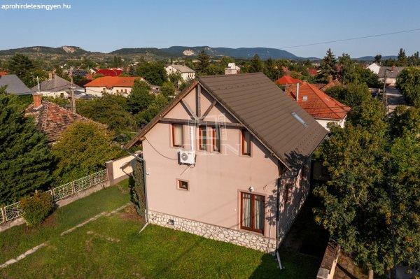 Eladó családi ház Esztergom, 	Kertvárosi családi ház műhellyel