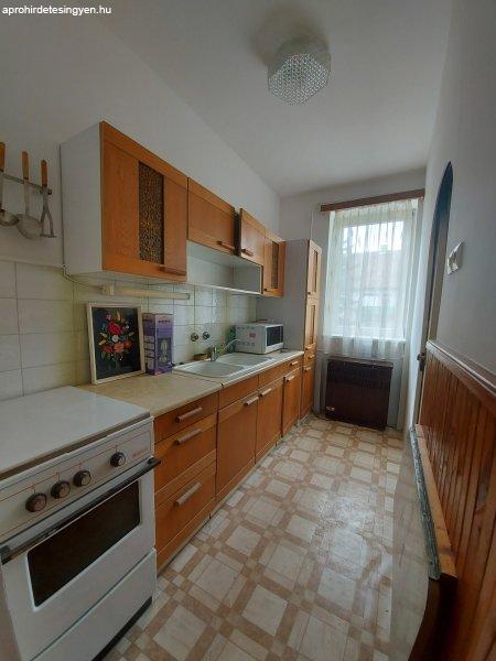 Szolnok belvárosához közel garzon lakás kiadó!