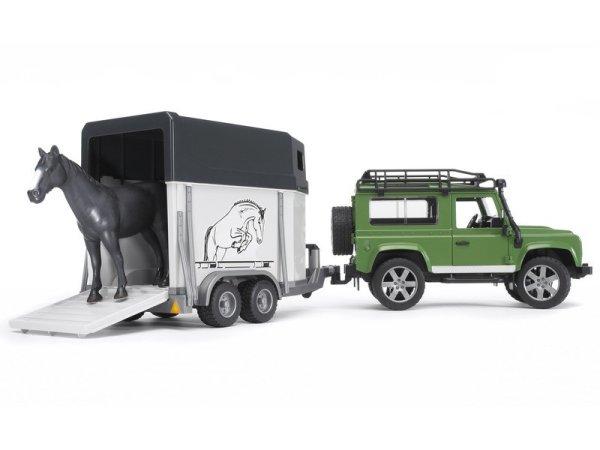 Land Rover Defender kombi lószállító pótkocsival és 1 lóval