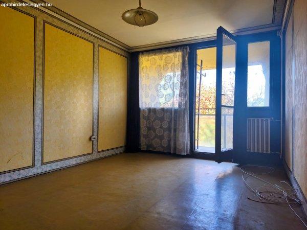 Békéscsaba Lencsési úton, 3 szobás,  2 erkélyes, 2. emeleti lakás áron
alul eladó!