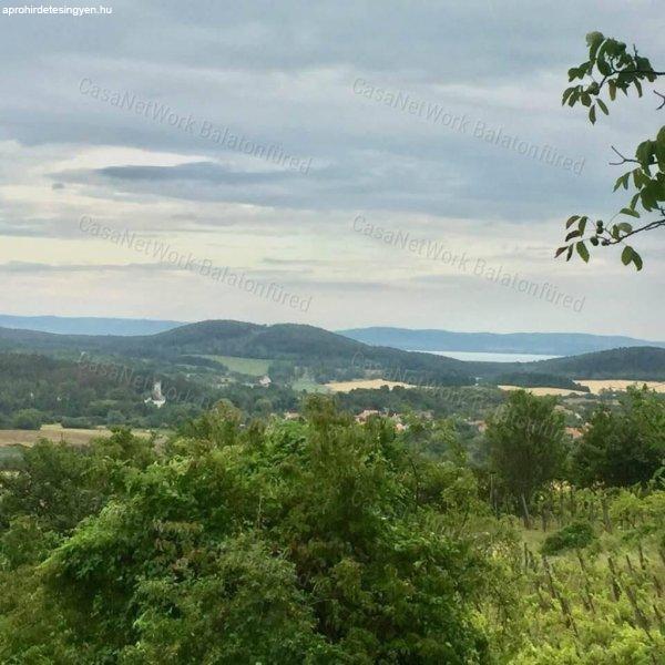Elvehetetlen kilátás nyílik a Pécselyi-medencére és a Balatonra