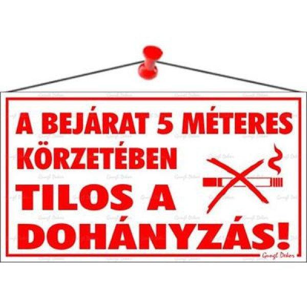 Információs tábla, 22,5x12,5 cm, "A bejárat 5 méteres körzetében
tilos a dohányzás!"
