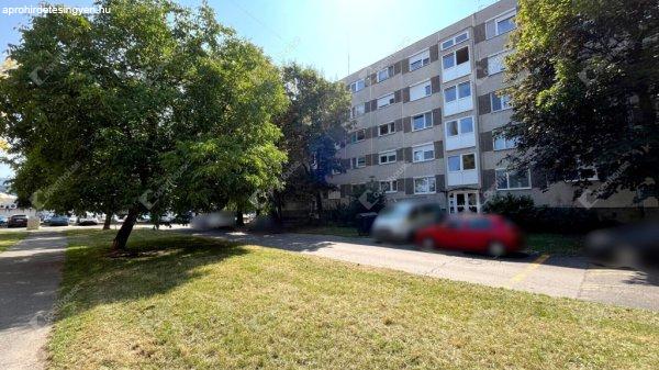 Miskolcon a Győri kapuban 3 szobás felújítandó lakás eladó!
