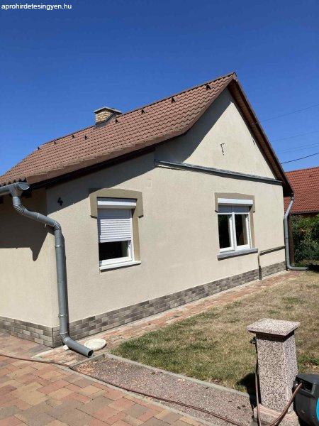 Eladó Szolnok Szandaszőlősön egy felújított kis családi ház